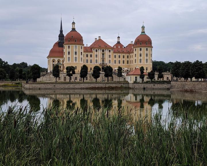 Schloss-Teichhaus